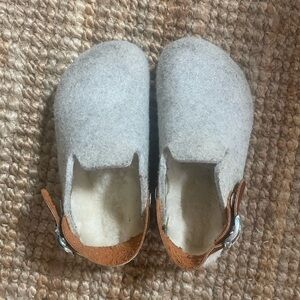 Cozy Gray Kids ‘Birkenstock’ like clogs